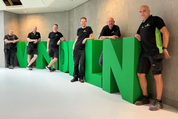 VANDERLAAN B.V. - VNDRLN letters met collegas
