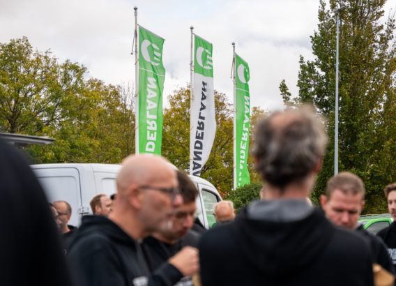 VANDERLAAN B.V. - Groep met vlaggen klein
